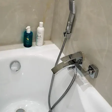 With Small Tub شقة