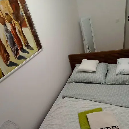 Apartment With Small Tub *